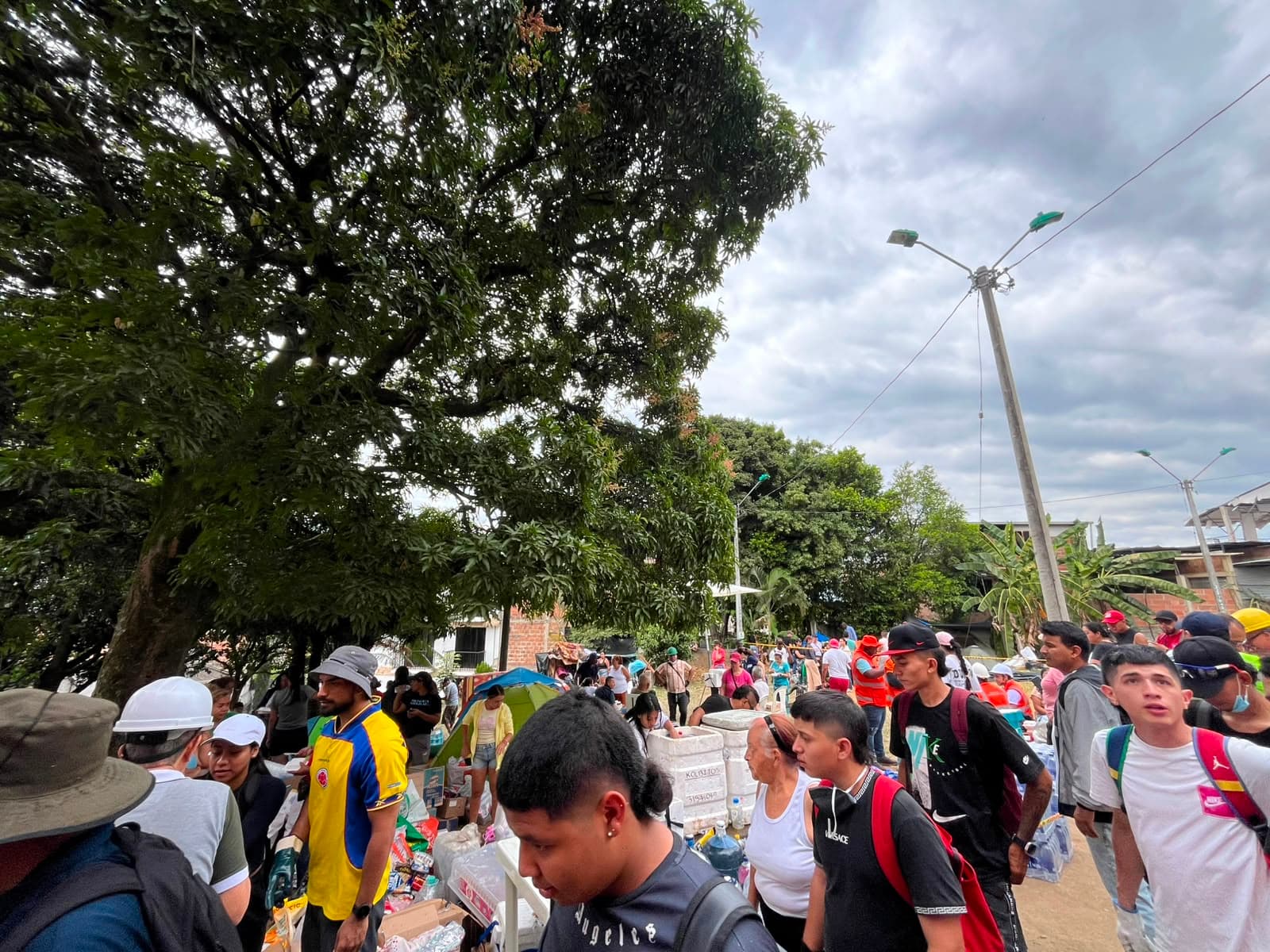 Personas evacuadas recibiendo alimentos en la Comuna 18 de Cali tras el terremoto